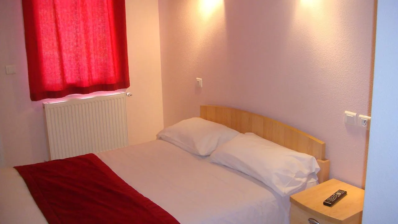 Auberge De Peyrebeille Lanarce 0*,  France